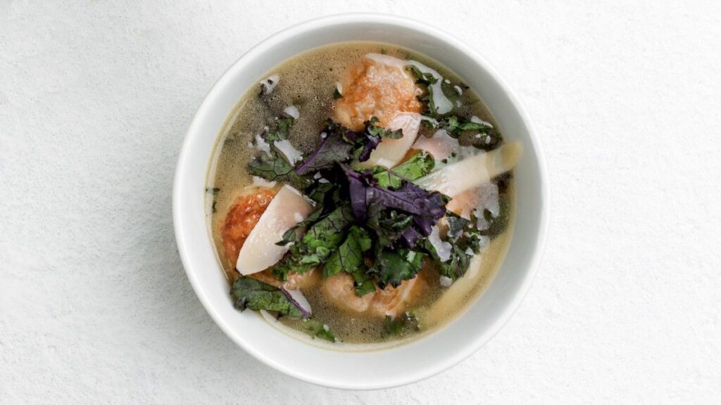 Soupe aux boulettes de poulet et chou kale - Naturopathe Canada
